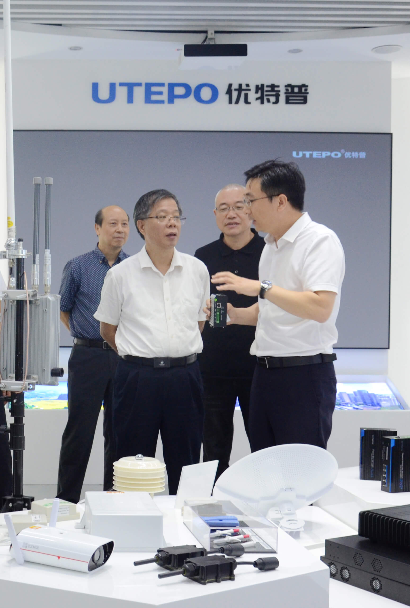 省工信廳廳長(zhǎng)涂高坤(前排左)、省統(tǒng)計(jì)局局長(zhǎng)楊新洪（后排右）、省政府研究室處長(zhǎng)吳玉明（后排左）與優(yōu)特普董事長(zhǎng)聶懷東親切交流