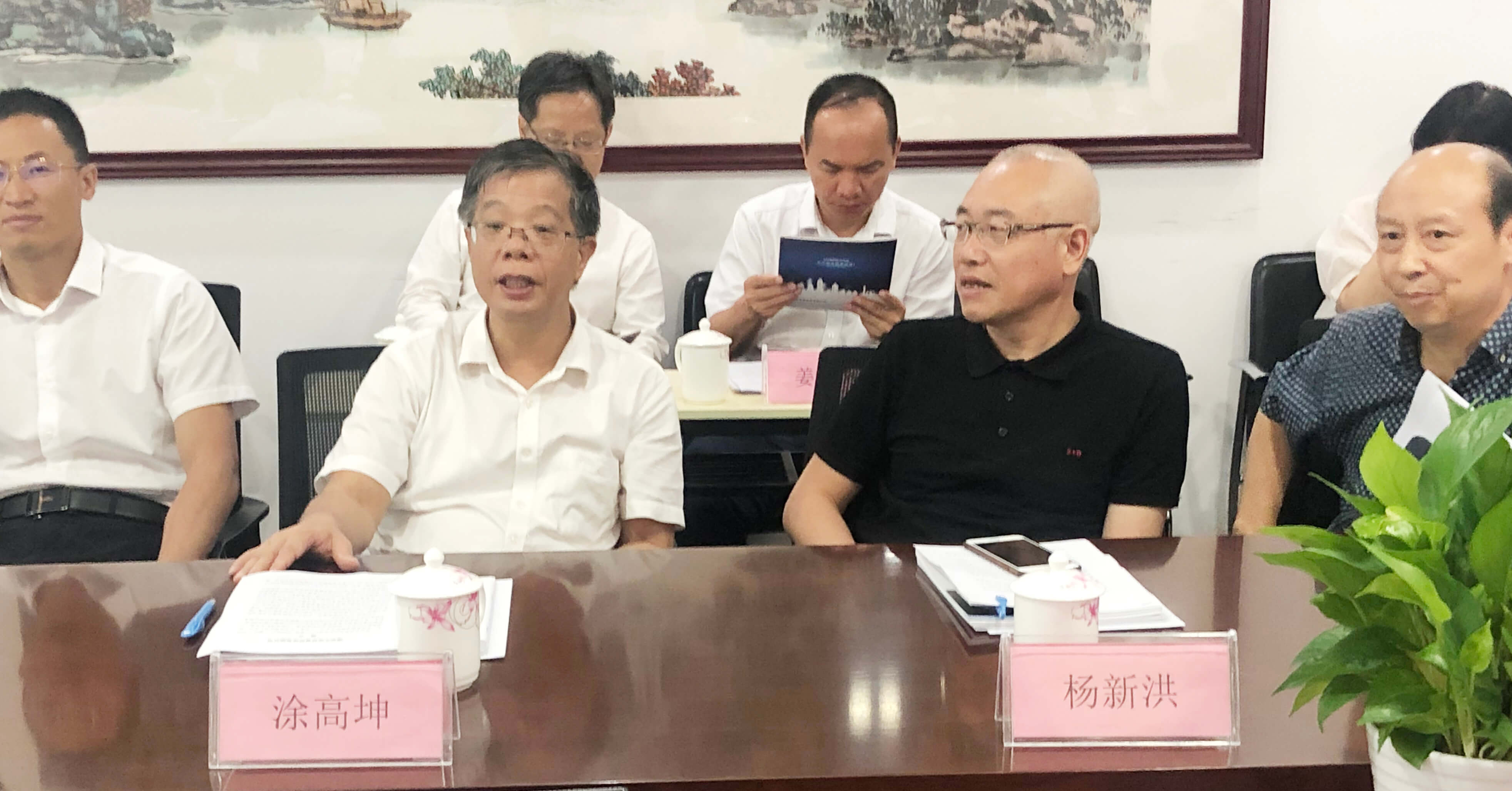 調(diào)研組認(rèn)真聽(tīng)取優(yōu)特普董事長(zhǎng)聶懷東的匯報(bào)與介紹