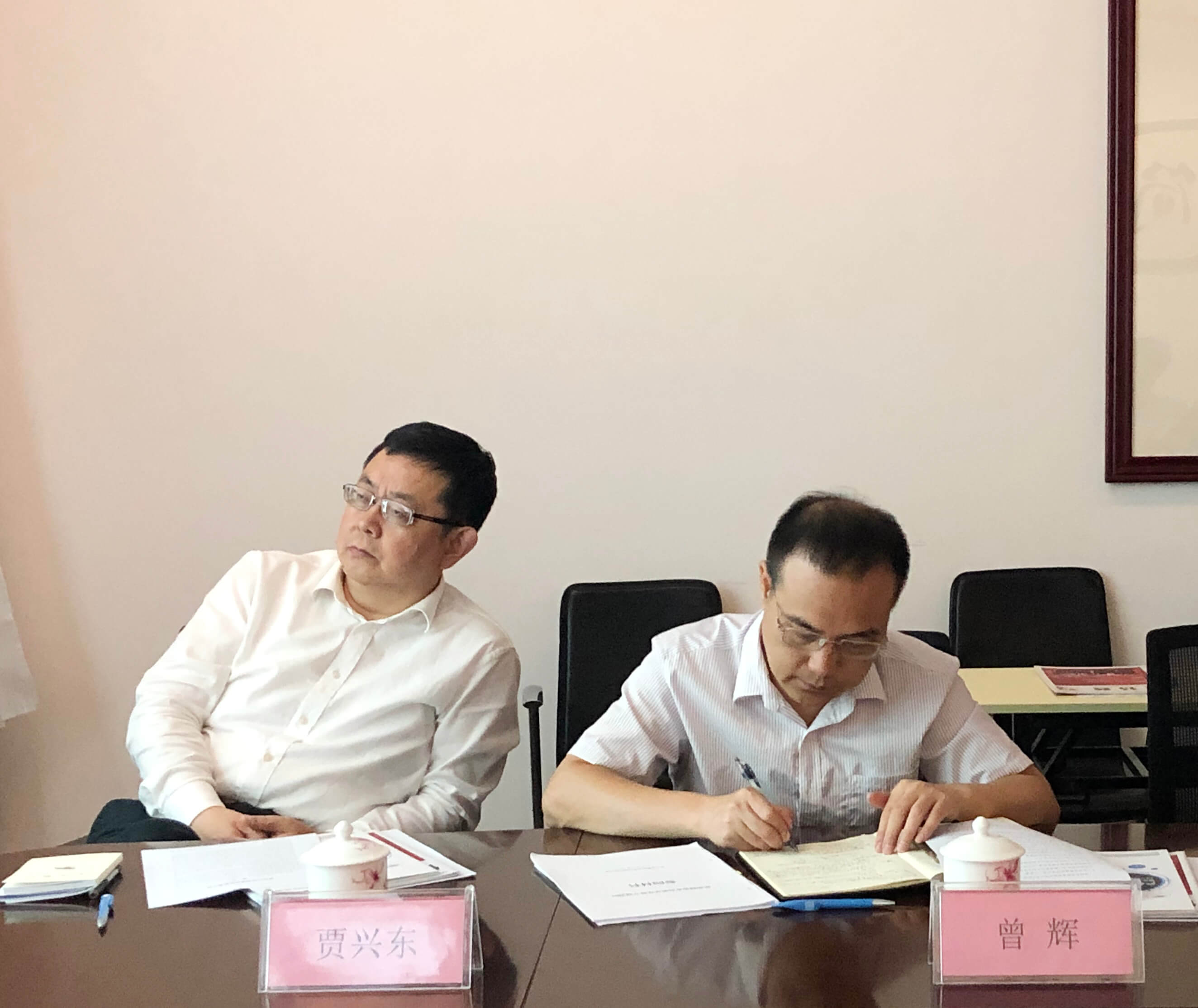 深圳市工信局局長(zhǎng)賈興東及調(diào)研組仔細(xì)聆聽(tīng)聶董介紹優(yōu)特普