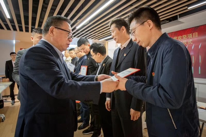 頒發(fā)獎牌 頒發(fā)獎牌